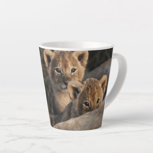 Drietal leeuwenwelpen met moeder latte mok (Rechterhoek)