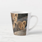 Drietal leeuwenwelpen met moeder latte mok (Rechts)