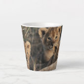 Drietal leeuwenwelpen met moeder latte mok (Voorkant)