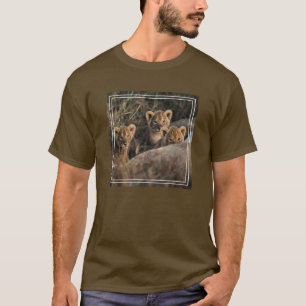 Drietal leeuwenwelpen met moeder t-shirt