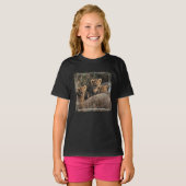 Drietal leeuwenwelpen met moeder t-shirt (Voorkant volledig)