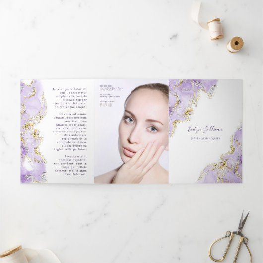 Drievoudige brochure over het paarse marmerontwerp drieluik kaart (Buitenkant)