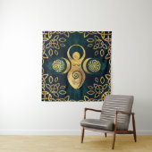 Drievoudige godin met tris - goud en groen wandkleed (In situ)