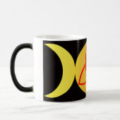 Drievoudige maan met Triquetra op zwarte achtergro Magische Mok (Links)
