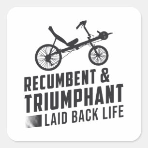 Driewielige ligfiets & triomfantelijke retro vierkante sticker