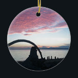 Driftwood Arch Sunset Keramisch Ornament<br><div class="desc">Sommige zonsondergangen zijn gewoon  dan andere. Als het een zonsondergang is met roze wolken,  de reflectie van water en een groot stukje gebogen drifhout aan de kust,  maakt het het nog beter. Foto genomen in 2013 in Richmond Beach,  een van de "verborgen juwelen" van het Puget Sound in Seattle</div>