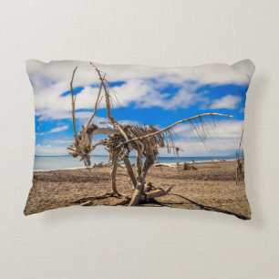 Driftwood artwork on Hokitika Beach, Nieuw-Zeeland Accent Kussen