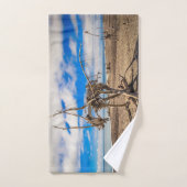 Driftwood artwork on Hokitika Beach, Nieuw-Zeeland Bad Handdoek (Handdoek)