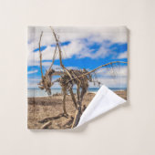 Driftwood artwork on Hokitika Beach, Nieuw-Zeeland Bad Handdoek (Wasdoekje)
