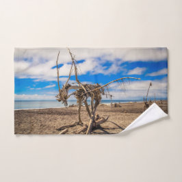 Driftwood artwork on Hokitika Beach, Nieuw-Zeeland Bad Handdoek