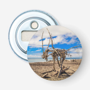 Driftwood artwork on Hokitika Beach, Nieuw-Zeeland Button Flesopener