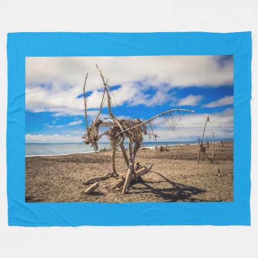 Driftwood artwork on Hokitika Beach, Nieuw-Zeeland Fleece Deken (Voorkant (Horizontaal))