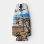 Driftwood artwork on Hokitika Beach, Nieuw-Zeeland Flesjeskoeler (Achterkant)