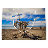 Driftwood artwork on Hokitika Beach, Nieuw-Zeeland Groot Cadeauzakje (Voorkant)