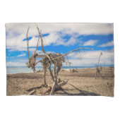 Driftwood artwork on Hokitika Beach, Nieuw-Zeeland Kussensloop (Voorkant)