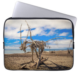Driftwood artwork on Hokitika Beach, Nieuw-Zeeland Laptop Sleeve