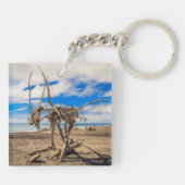 Driftwood artwork on Hokitika Beach, Nieuw-Zeeland Sleutelhanger (Achterkant)