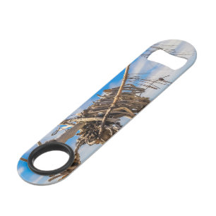 Driftwood artwork on Hokitika Beach, Nieuw-Zeeland Speed Flessenopener