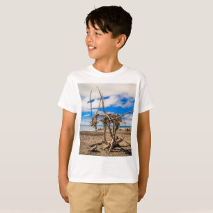Driftwood artwork on Hokitika Beach, Nieuw-Zeeland T-shirt