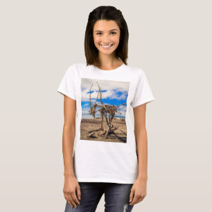 Driftwood artwork on Hokitika Beach, Nieuw-Zeeland T-shirt
