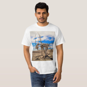 Driftwood artwork on Hokitika Beach, Nieuw-Zeeland T-shirt