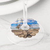 Driftwood artwork on Hokitika Beach, Nieuw-Zeeland Wijnglaslabel (Dichtbij)