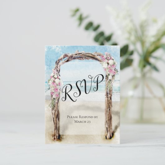 Driftwood Beach Arbor met Rozen Bruiloft RSVP Briefkaart (Staand voorkant)