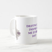 DRIFTWOOD INSPIRES ME EVERY DAY. COFFEE MUG KOFFIEMOK (Voorkant links)