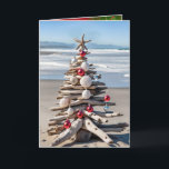 Driftwood kerstboom kaart<br><div class="desc">Driftwood kerstboom met schelpen en zeesterren op een oceaanstrand. De tekst kan worden bewerkt.</div>