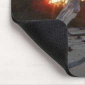 Drijfhout op het strand met zonsondergang muismat (Hoek)