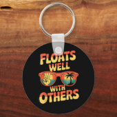 Drijft Goed Met Anderen Leuk Zwembad Drijver Zomer Sleutelhanger (Voorkant)