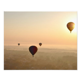 Drijven over de vroege ochtend foto afdruk