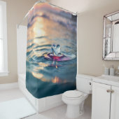 "Drijvend hart op water met zonsondergang gloed" Douchegordijn (In situ)