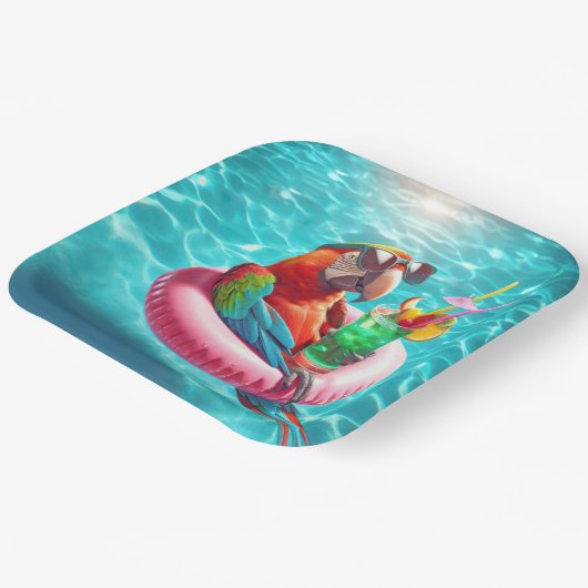 Drijvende ara in een zwembad papieren bordje (Gebogen)