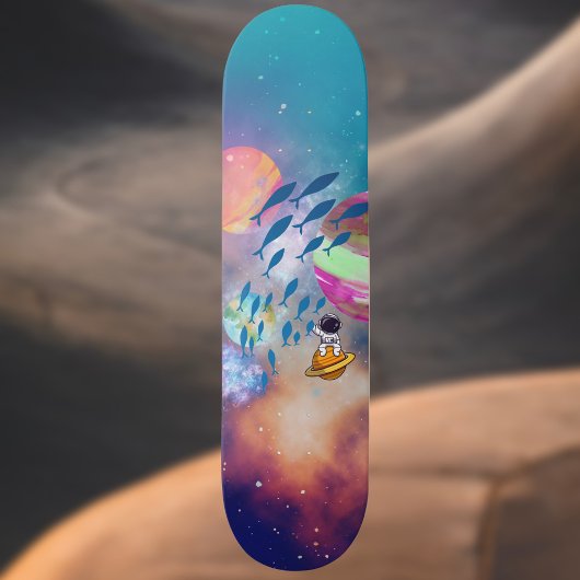 Drijvende astronaut die vliegende vis in de ruimte persoonlijk skateboard