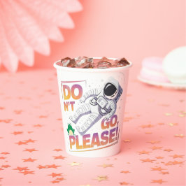 Drijvende astronaut in de ruimte papieren bekers