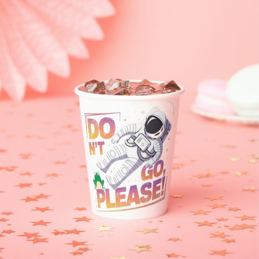 Drijvende astronaut in de ruimte papieren bekers (Insitu)