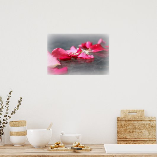 Drijvende roze roze rozijnen petals op het Poster (Keuken)