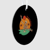 Drijvende skelet terwijl je een koude op een ornament (voorkant)