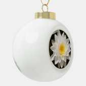 Drijvende witte waterlily Lotus Keramische Bal Ornament (Links)