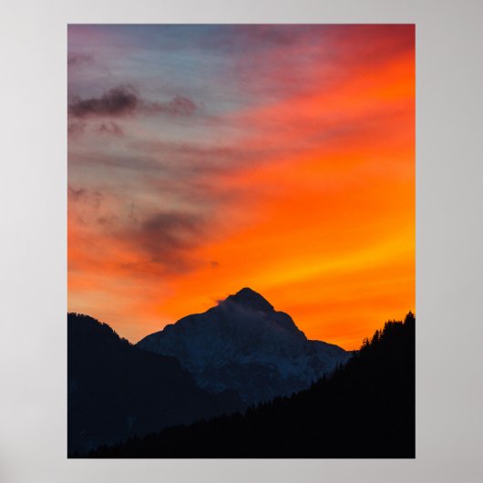 Dringende levendige zonsondergang achter berg poster (Voorkant)