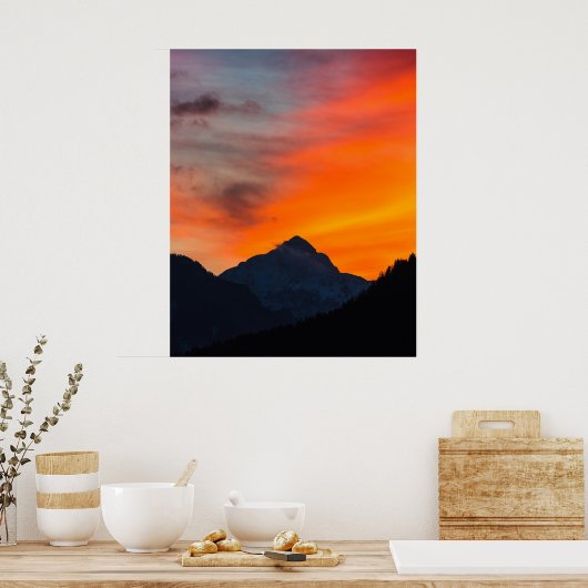 Dringende levendige zonsondergang achter berg poster (Keuken)