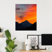 Dringende levendige zonsondergang achter berg poster (Thuiskantoor)