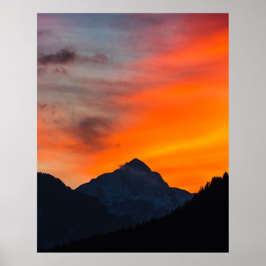 Dringende levendige zonsondergang achter berg poster (Voorkant)