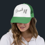Drink AF-koolstof Logo Unisex Trucker Hat Trucker Pet<br><div class="desc">Drink AF Unisex trucker hoed - de logo kan rond worden bewogen indien nodig, en u kunt tekst toevoegen om te personaliseren. We raden iets aan als een trouwhashtag. We houden van alles over dit collectie: roze, groen en zwart kleurenpalet, ontspannen en leuke typografie, en de perfecte Summertime grafische kaart...</div>