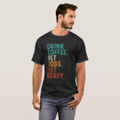 Drink Coffee Pet Dogs Lift Heavy Funny Gym Retro V T-shirt (Voorkant volledig)