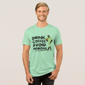 Drink Coffee Vermijd Morons Bigfoot Funny Gezegde Tri-Blend Shirt (Voorkant volledig)