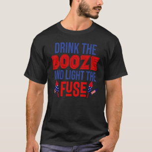 Drink de drank en licht de zekering op 4 juli t-shirt