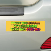 Drink de koffie bumpersticker (Op auto)
