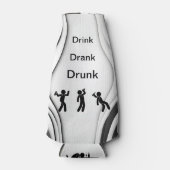 “Drink, Drank, Drunk” Koozie Fleskoeler (Voorkant)